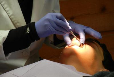 Pansement dentaire: aucun rapport avec le sparadrap ! Roissy-en